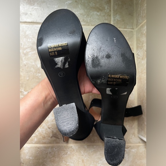 Black Windsor heels - Picture 2 of 5